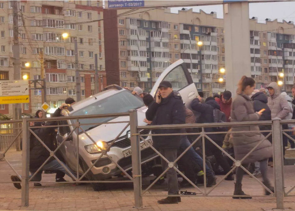 Стало известно, кто находился за рулем Renault, вылетевшего в пешеходов у «Комендантского проспекта»